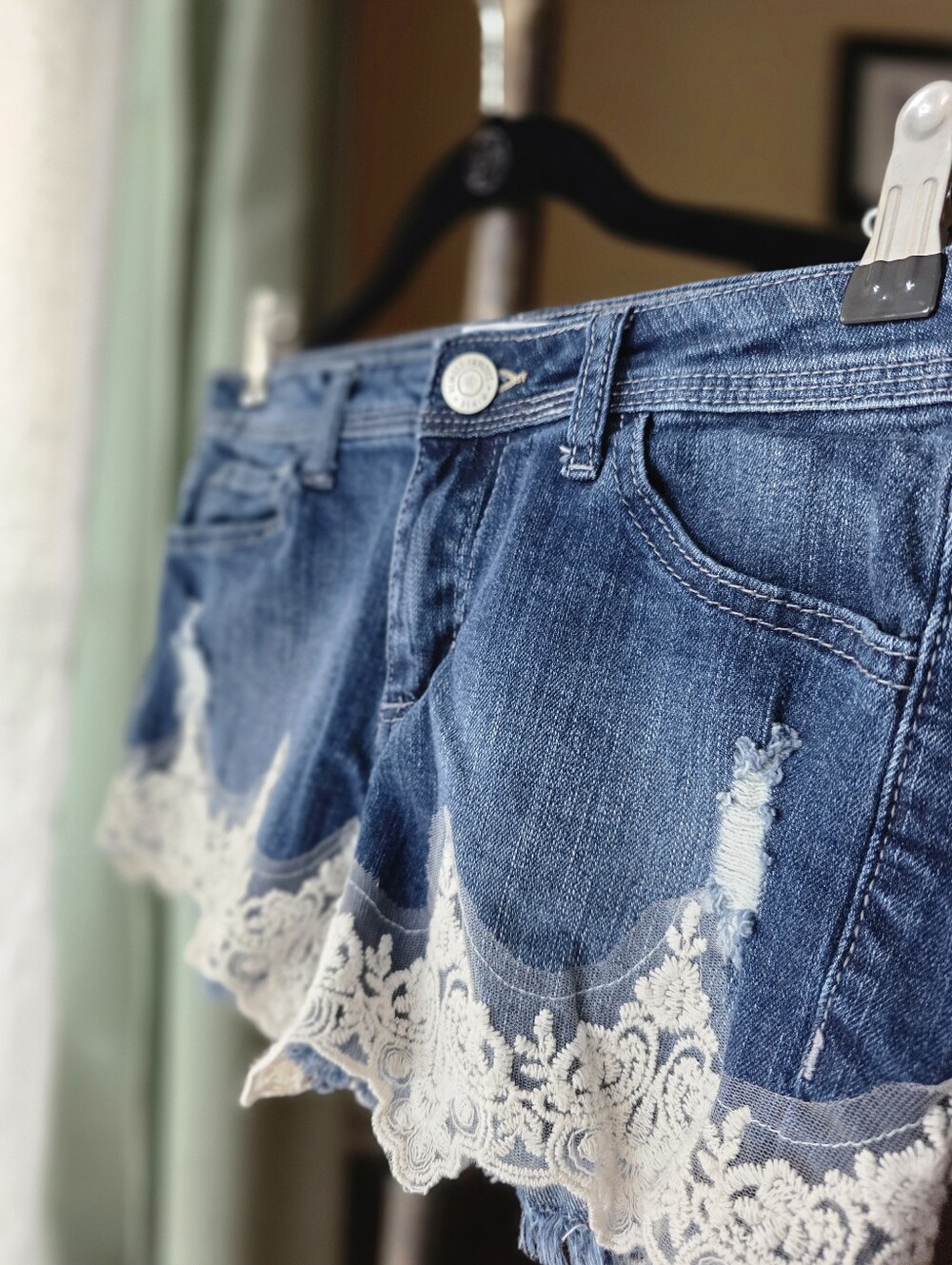 Almost Famous Juniors Lace Trim Denim 2" Inseam Shorts | Size 3 Cute Boho Vibes - Picture 2 of 11